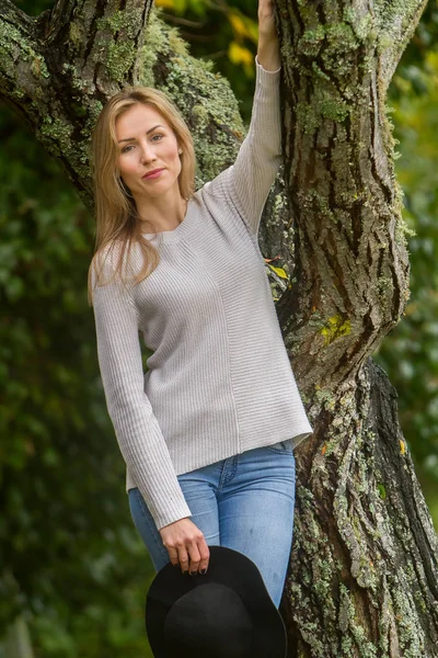 Retrato ao ar livre lifestile de jovem mulher bonita — Fotografia de Stock