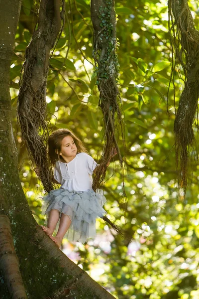 Plenerowej młode dziecko dziewczynka w magicznym lesie — Zdjęcie stockowe