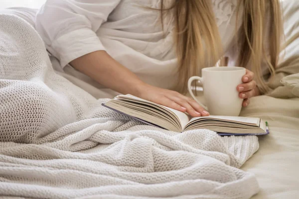 Mujer joven en la cama — Foto de Stock