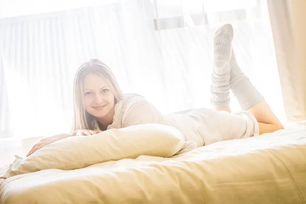 Retrato interior de mulher jovem — Fotografia de Stock