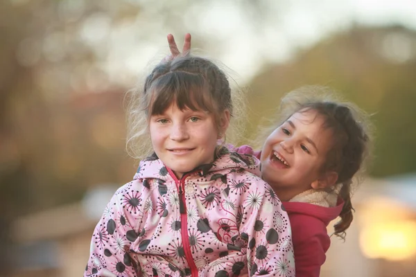 两个年轻快乐的孩子们的室外肖像 — 图库照片