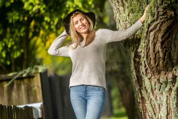 Portrait extérieur réaliste de jeune belle femme — Photo