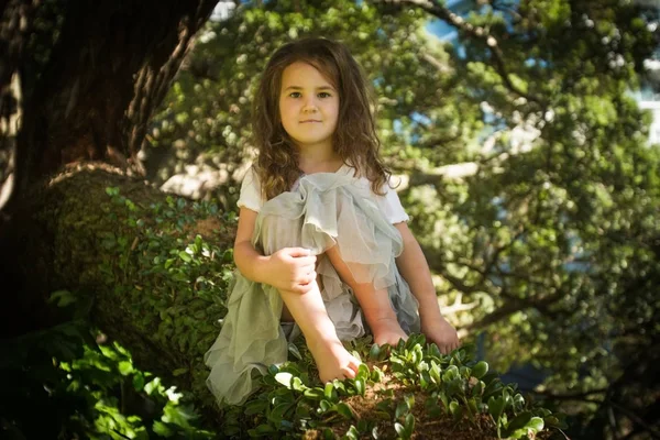 Utomhus porträtt av unga barn flicka — Stockfoto