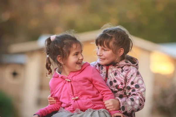 Ritratto all'aperto di due bambini felici — Foto Stock