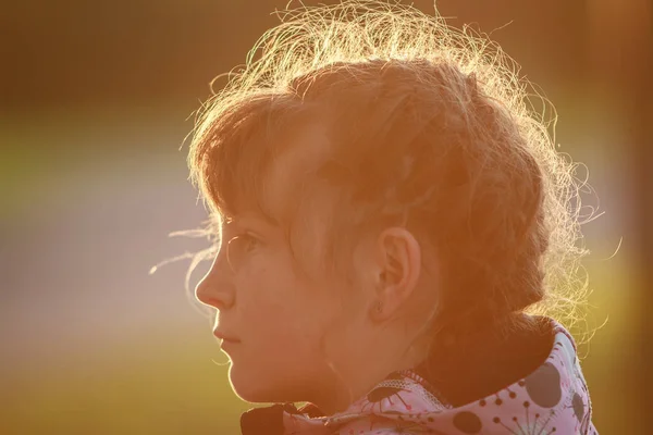 Retrato al aire libre de niña —  Fotos de Stock