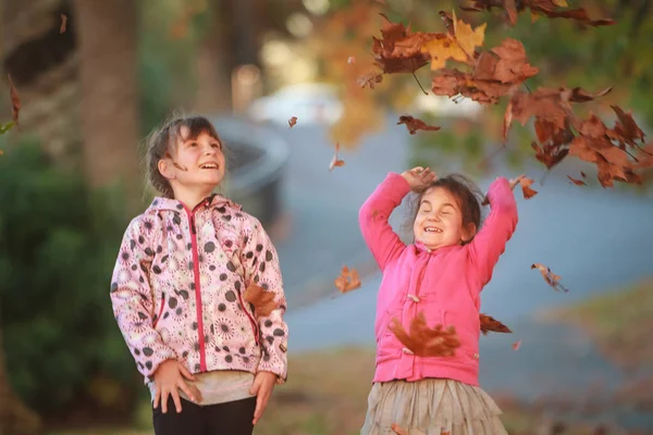Zewnątrz portret dwójki małych dzieci szczęśliwy — Zdjęcie stockowe