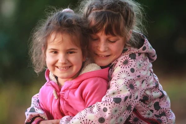 Portrait extérieur de deux jeunes enfants heureux — Photo