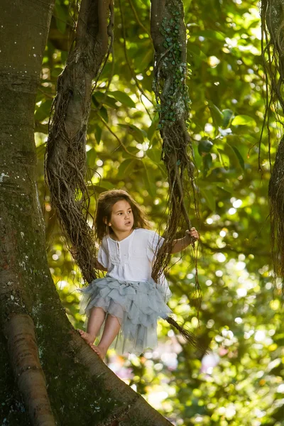 Portrait en plein air de jeune fille dans la forêt magique — Photo
