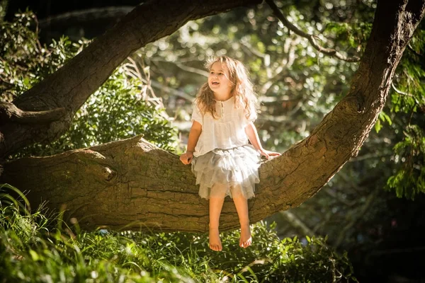 Retrato ao ar livre da menina criança — Fotografia de Stock