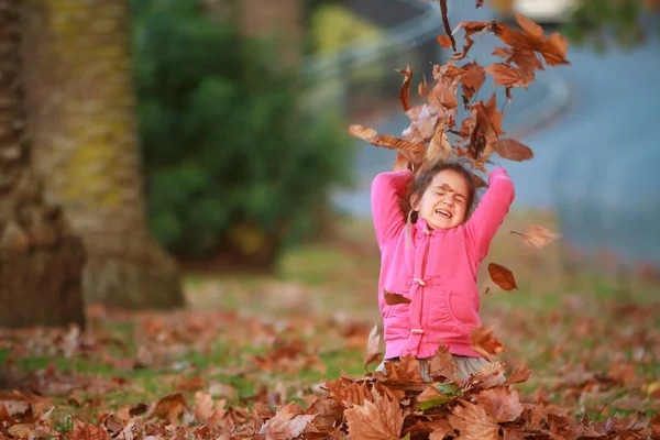 Retrato al aire libre de niña feliz niña — Foto de Stock