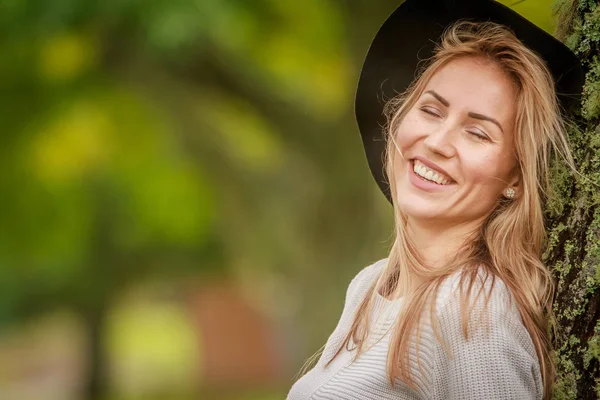 Retrato ao ar livre de mulher jovem — Fotografia de Stock