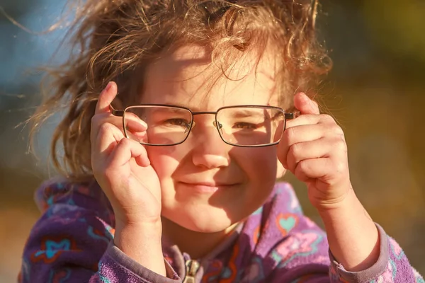 Ritratto all'aperto di bambina felice — Foto Stock