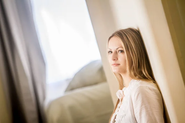 Retrato interior de mujer joven — Foto de Stock