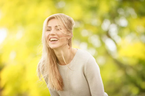 Ritratto all'aperto di giovane donna — Foto Stock