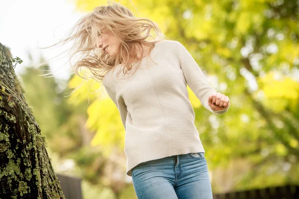 Retrato al aire libre de mujer joven —  Fotos de Stock