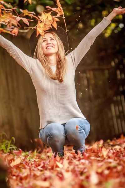 Retrato al aire libre de mujer joven —  Fotos de Stock