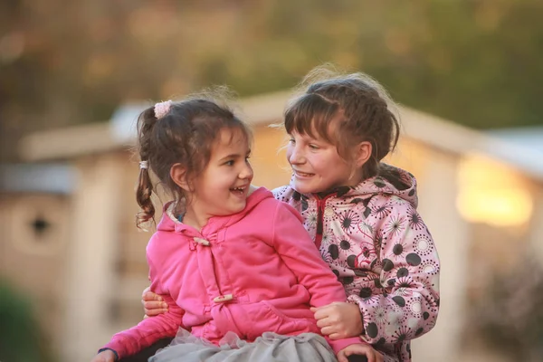 Ritratto all'aperto di due bambini felici — Foto Stock
