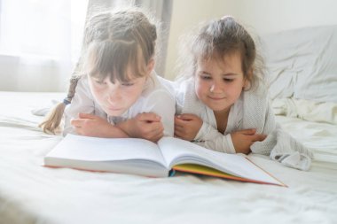 genç kızların - iki kız kardeş kapalı portre