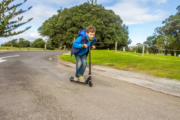 Retrato al aire libre de joven niño preadolescente feliz —  Fotos de Stock