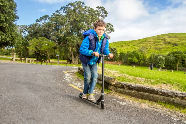 Retrato al aire libre de joven niño preadolescente feliz —  Fotos de Stock