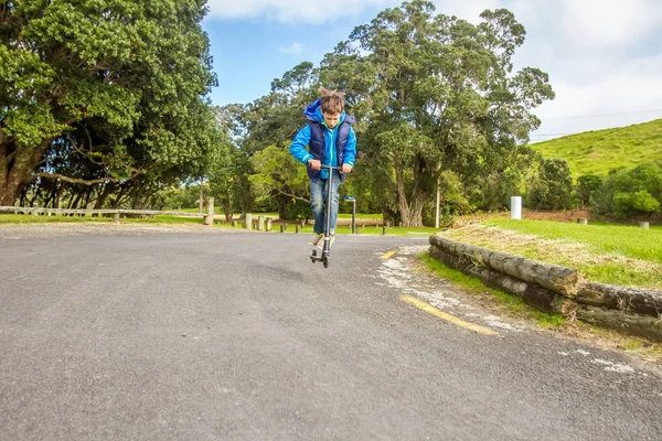 Outdoor Portret van jongen gelukkig preteen — Stockfoto