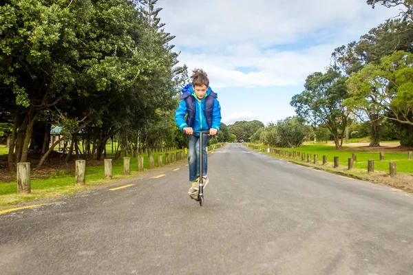 Retrato al aire libre de joven niño preadolescente feliz —  Fotos de Stock