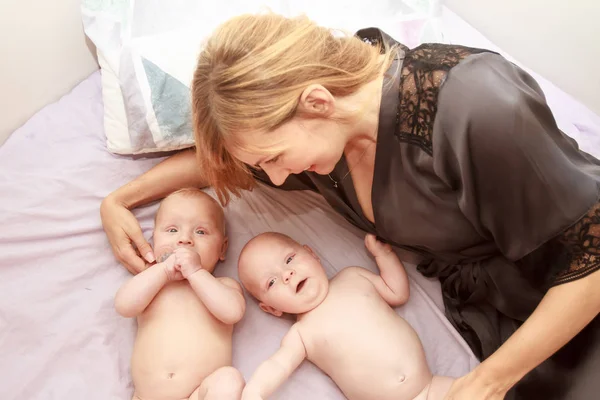 Vnitřní Portrét matky se svými dvojčaty — Stock fotografie