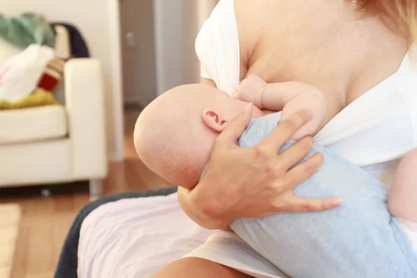 Внутрішній портрет годування материнських грудей — стокове фото