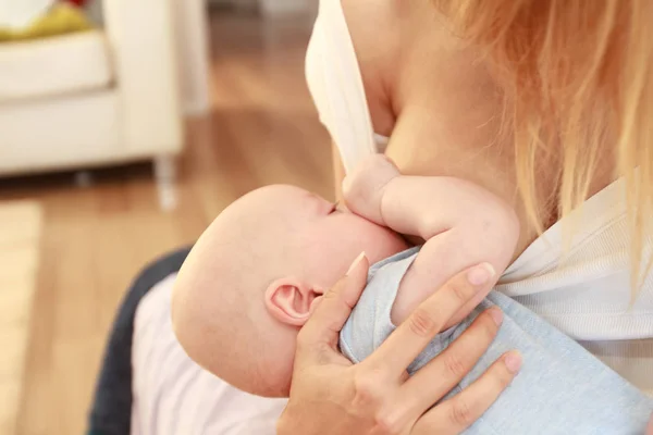 Innenporträt der stillenden Mutter — Stockfoto