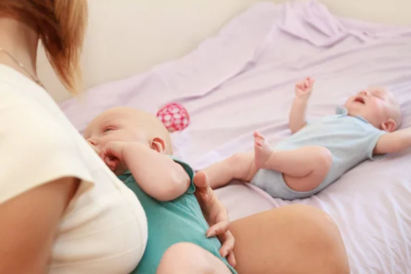 Indoor portret van de moeder borstvoeding geeft — Stockfoto