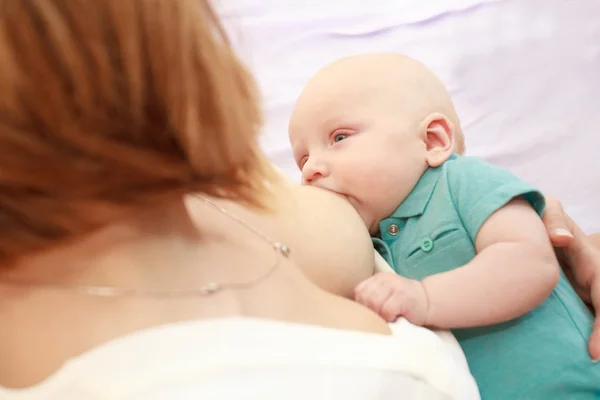 Матері годування грудьми — стокове фото