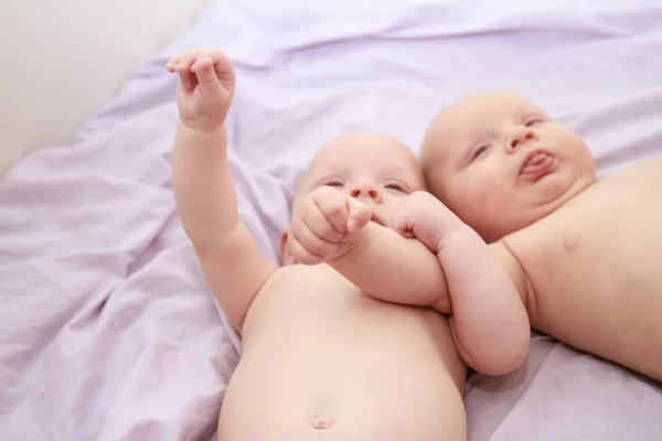 Inomhus porträtt av baby tvillingar — Stockfoto