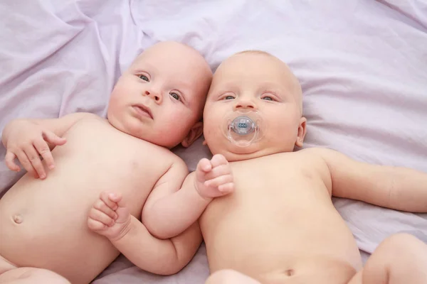 Vnitřní portrét baby twins — Stock fotografie