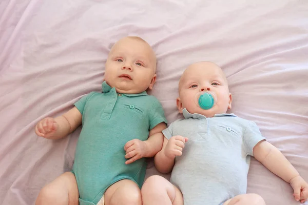 Indoor portrait of baby twins — Stock Photo, Image