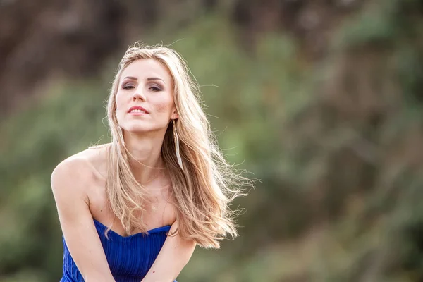 Retrato al aire libre de mujer hermosa joven — Foto de Stock