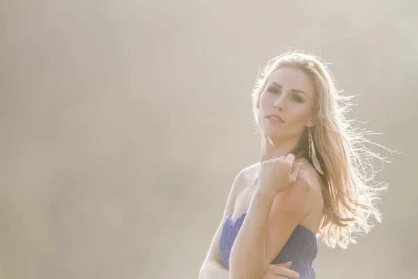 Retrato ao ar livre de jovem mulher bonita — Fotografia de Stock