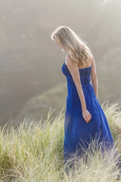 Retrato al aire libre de mujer hermosa joven —  Fotos de Stock