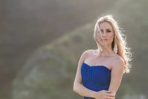 Retrato al aire libre de mujer hermosa joven — Foto de Stock