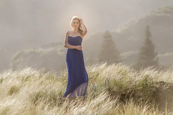 Retrato al aire libre de mujer hermosa joven — Foto de Stock