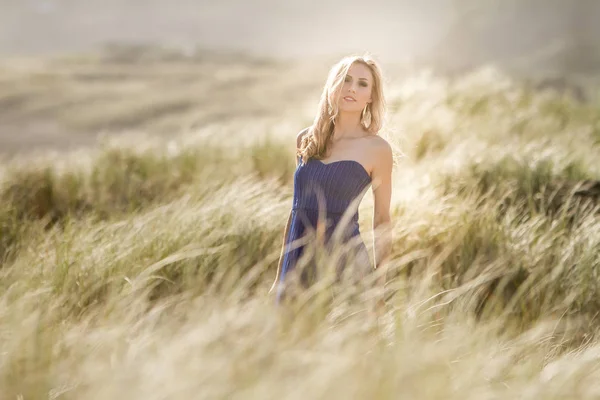 Retrato al aire libre de mujer hermosa joven — Foto de Stock