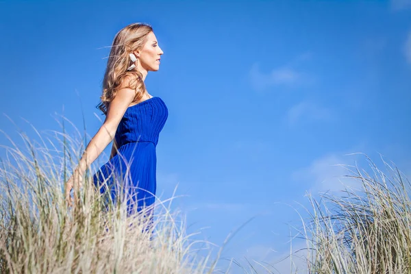 Retrato al aire libre de mujer hermosa joven —  Fotos de Stock