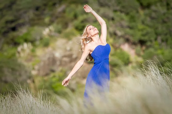 Retrato al aire libre de mujer hermosa joven —  Fotos de Stock