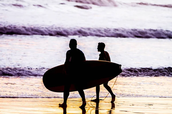 Silhuetas de dois surfistas — Fotografia de Stock