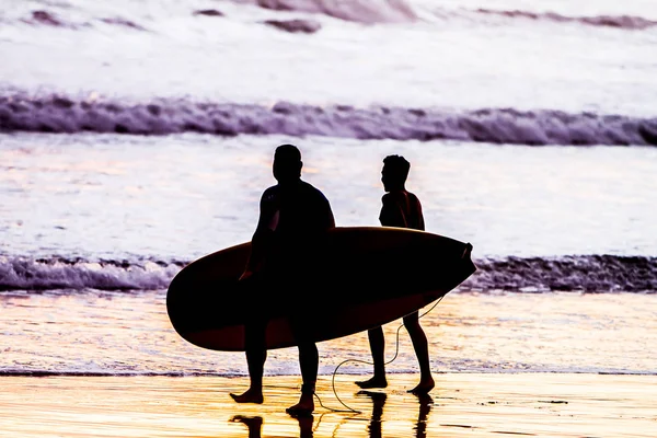 Silhuetas de dois surfistas — Fotografia de Stock