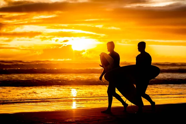 Silhuetas de dois surfistas — Fotografia de Stock