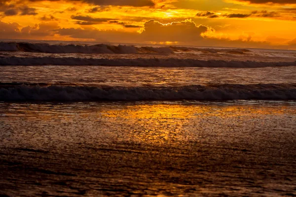 Mooie gouden zonsondergang op zee strand — Stockfoto