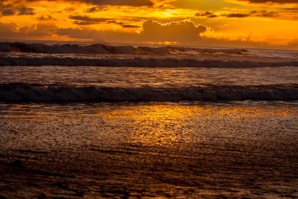 Bellissimo tramonto dorato sulla spiaggia del mare — Foto Stock