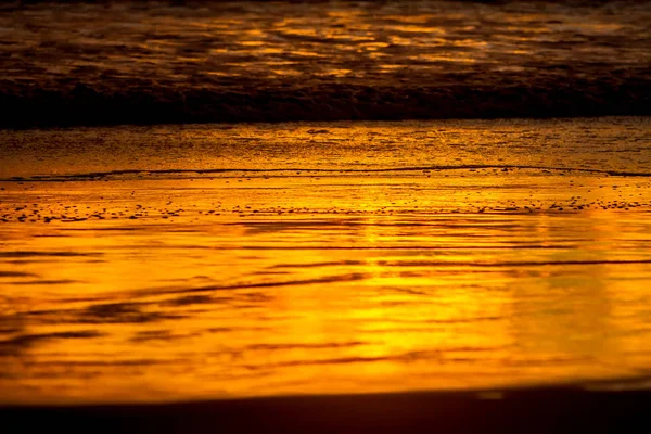 Krásný zlatý západ slunce na pláži moře — Stock fotografie