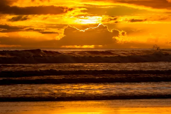 Belo pôr do sol dourado na praia do mar — Fotografia de Stock