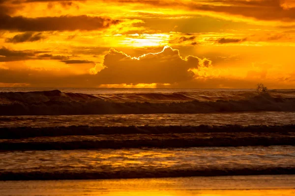 Belo pôr do sol dourado na praia do mar — Fotografia de Stock